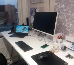 Kuvassa näkyy työpiste Tukilinjan toimistolla. Työpöydällä on tietokone ja toimistotarvkkeita.
