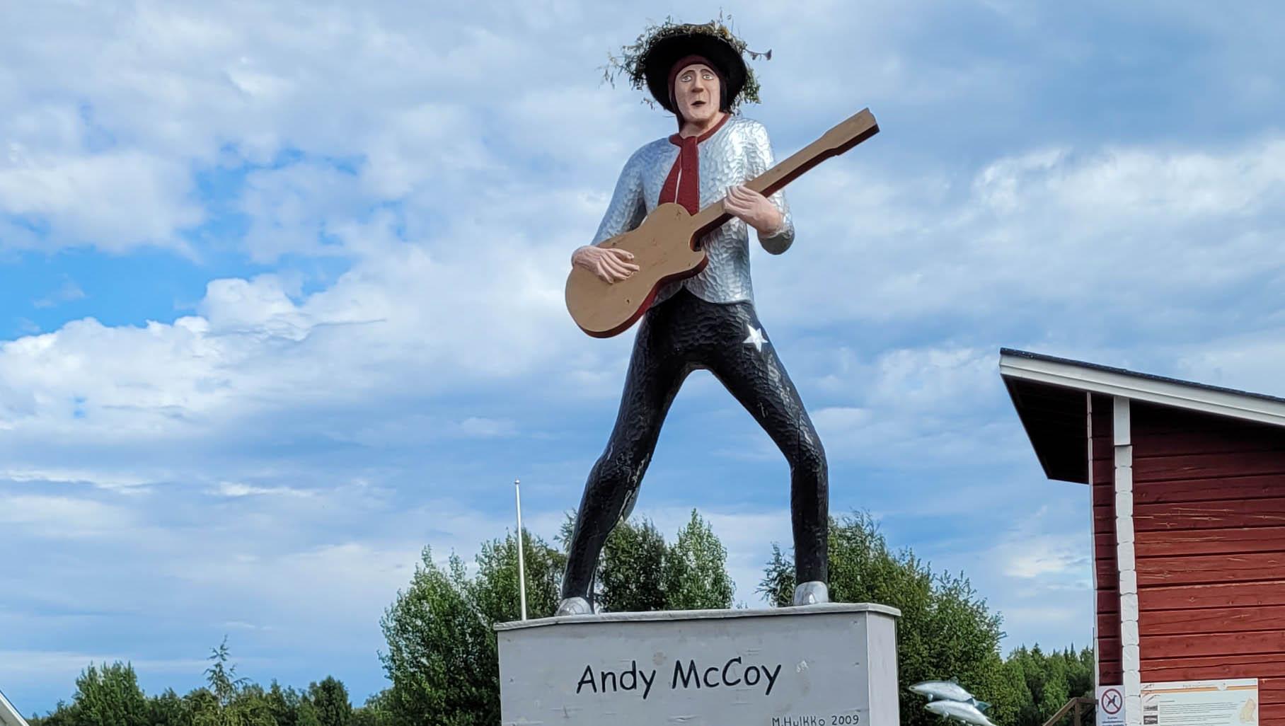 Kitaraa soittavan miehen patsas, aiheena Andy McCoy